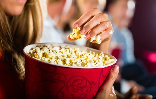 鬼滅の映画見に行ったら両隣をポップコーン食う奴に囲まれて地獄だった