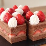 手作りバレンタインケーキ🍫いちごとチョコレートのショートケーキの作り方｜HidaMari Cooking