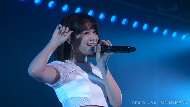 スカートヒラヒラさせながら髪を切った倉野尾成美が可愛すぎると話題に【AKB48チーム8なるちゃん】
