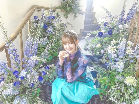 【乃木坂46】 中村麗乃も青のお花たちもとっても綺麗！