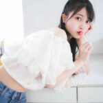 【乃木坂46】久保史緒里が「WHITE graph 008」表紙に！ヘソ出し健康的ショットも！