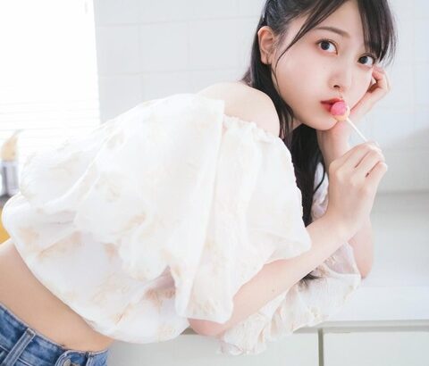 【乃木坂46】久保史緒里が「WHITE graph 008」表紙に！ヘソ出し健康的ショットも！