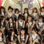 【動画あり】星野みなみ『ベストヒット歌謡祭』曲紹介している後ろでニコニコ笑顔・・・【乃木坂46】