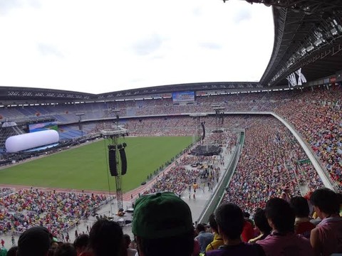 かつてももクロが経験した、日産スタジアムの芝の上を一切使わせて貰えなかったライブがこちら・・・