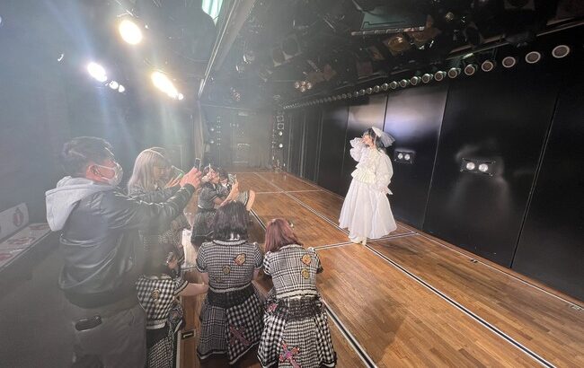 【画像】元HKT48支配人、尾崎充さん AKB48劇場に降臨！！【チーム8横山結衣】