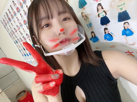 【SKE48】佐藤佳穂さん、なんの服を着ていこうかと言いつつ“線”を強調！