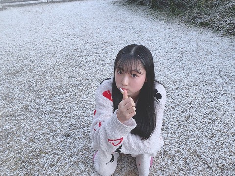 【SKE48】平野百菜「雪の中で歯磨きしてまーす」