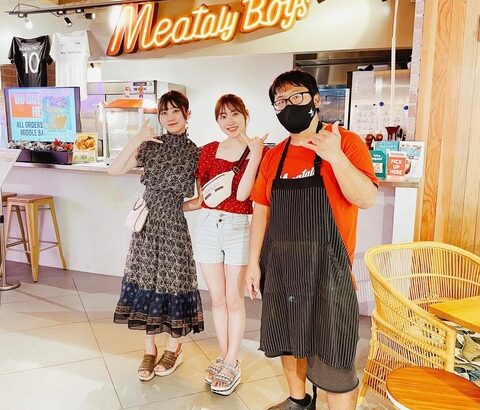 【元SKE】白井姉妹がハワイでSKEカフェの元店長と3ショットを撮影！
