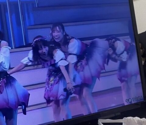 【SKE48】荒井優希さんのスカートの中に入る人物を特定！！！