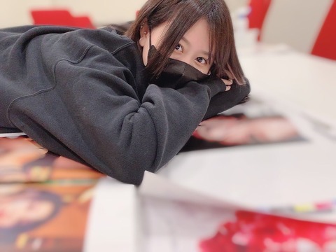【SKE48】古畑奈和が写真集の色校チェック！いよいよ今月末発売！