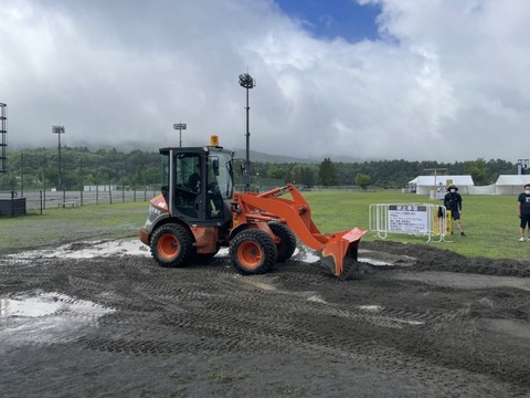 【SPARK 2022 in YAMANAKAKO】昨日の雨で水溜りになっていた足元ですが、本日埋め立てを行いました☀