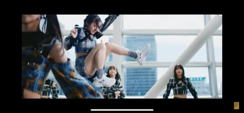 【SKE48】佐藤佳穂、空中でこのポーズすごいな！ ラムちゃんみたいだ！