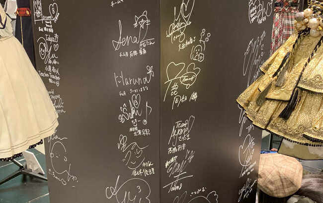 【画像】大丸東京店で開催されてるAKB48秋祭り　メンバーが大量に来てしまいサインを書くスペースがなくなってしまう！！！！！