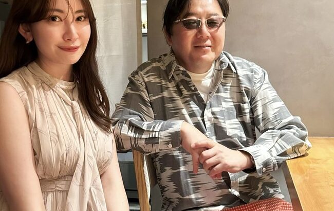 「愛人か？」小嶋陽菜(34歳)と秋元康(64歳)のツーショットに「愛人にしか見ない」「秋元さん最後かっこよくて草」の声【元AKB48こじはる・やすす】