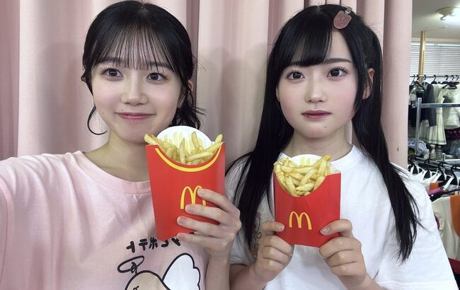 正鋳真優ちゃんにポテトを持たされ真顔のほてちゃん🍟【AKB48布袋百椛】