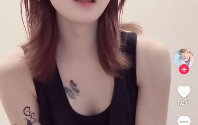 【元AKB48】岡田奈々さん、胸にバタフライのタトゥー【なぁちゃん】