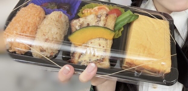 【朗報】🍱AKB48劇場公演でメンバーに出された弁当の卵焼きがデカイｗｗｗｗｗ 🍱