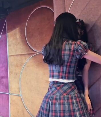 【朗報】AKB48メンバー同士の百合動画が公開される！！【佐藤綺星・八木愛月・akb48スタッフ マネージャーのスマホ】