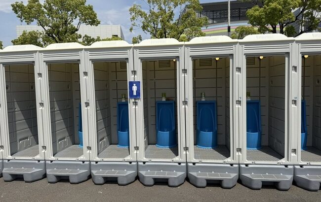 【炎上】iLiFE!イベントの仮設男子トイレがドア無しで女子から丸見え→人権侵害だと炎上・・・