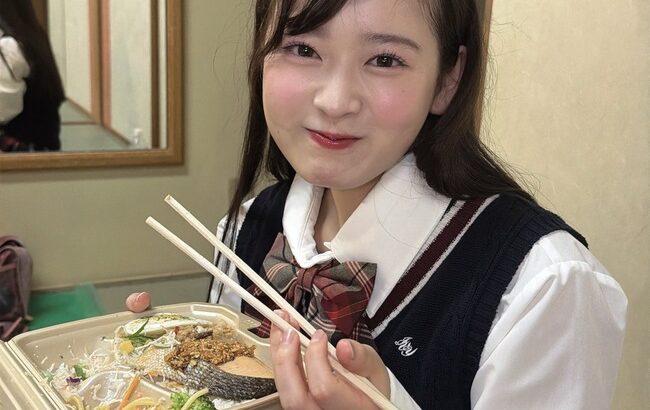 AKBさんの昨日の弁当がコチラ！お弁当を食べてる近藤沙樹ちゃんが可愛い！！【AKB48こさき】　