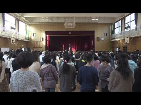 大阪市立の小学校で終業式　「みんなと遊んで過ごす」児童は冬休みに期待を膨らます（2021年12月25日）