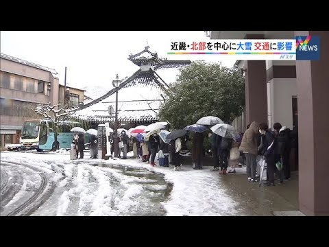 城崎温泉の駅前ではバスやタクシーを待つ多くの観光客　雪で列車が終日運転取り止めで（2021年12月26日）