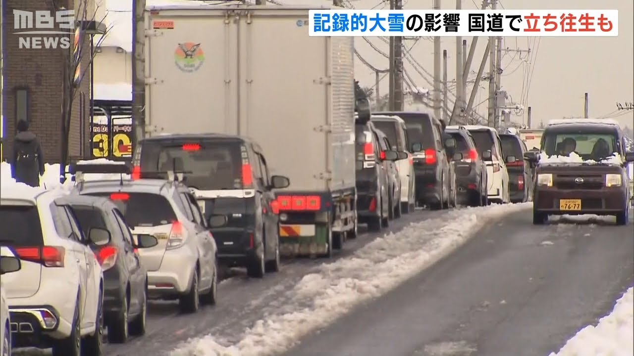大雪でトラックが国道で走行できず立ち往生…一時３ｋｍの渋滞が発生　滋賀・米原市(2021年12月28日)