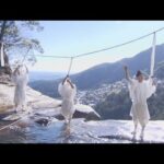 高さ１３３ｍ…和歌山・那智の滝で「しめ縄」張替え　白装束の神職らの手で真新しい装いに