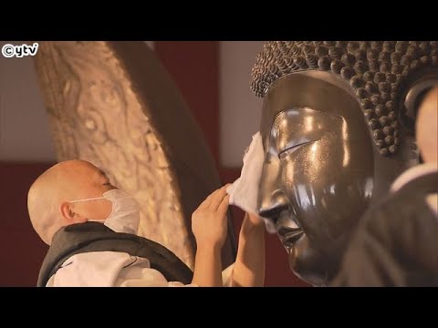 世界遺産　奈良・薬師寺　師走恒例の「お身ぬぐい」　僧侶らが国宝・薬師三尊像を拭き清める