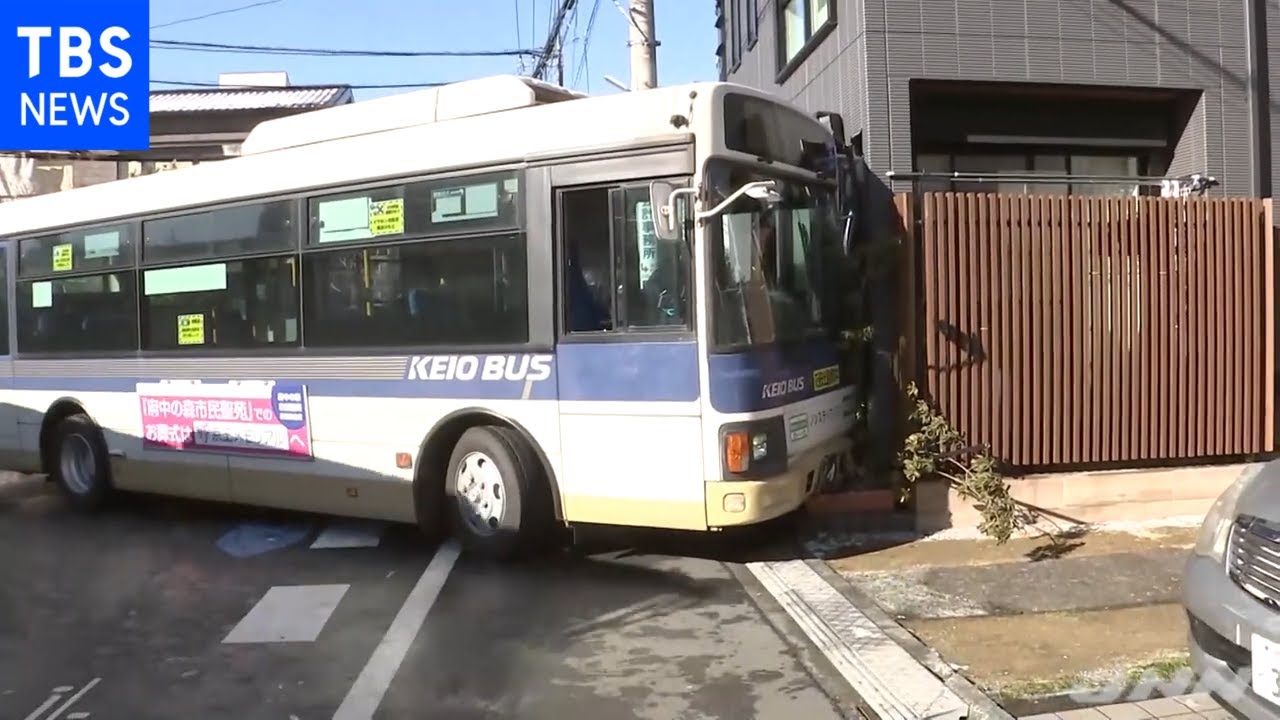 路線バスが住宅に衝突、路面凍結で転倒の自転車避けスリップ