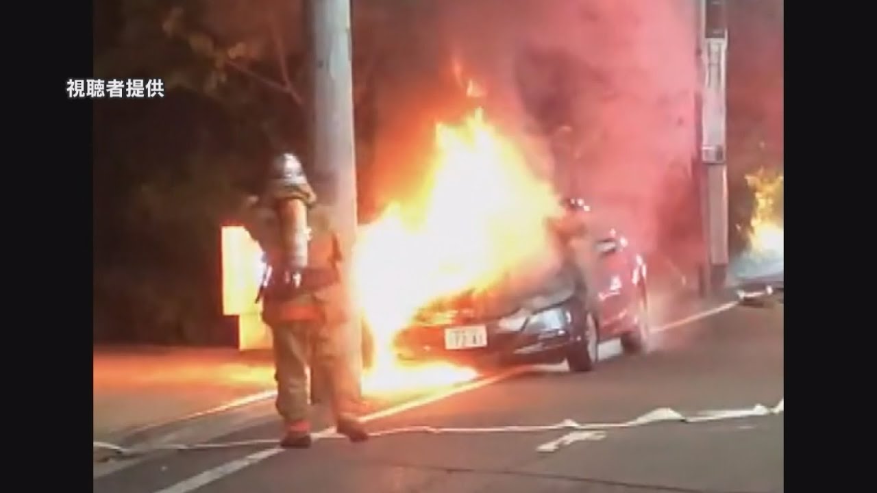 歌舞伎町で車炎上 焦げた臭いが・・・ 故障が原因か