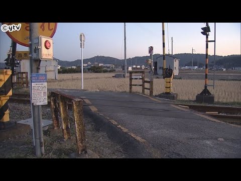 ＪＲ和歌山線の和歌山市内の踏切で、ミニバイクに乗っていた２０代の女性が、電車に接触してけがをする事故があった。