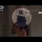 つり革に足をつかずに“ぶーらぶら”　中国の地下鉄で迷惑動画撮影(2022年1月21日)