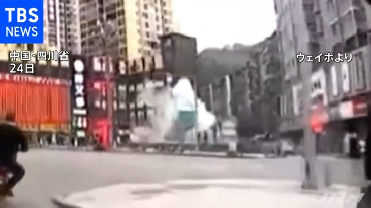 中国・春節前に爆竹でマンホールが吹っ飛び親子搬送