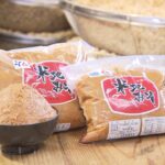 大豆・麹・塩だけ混ぜ合わせ作る特産品「米地みそ」仕込み作業行われる　兵庫県香美町（2022年1月28日）