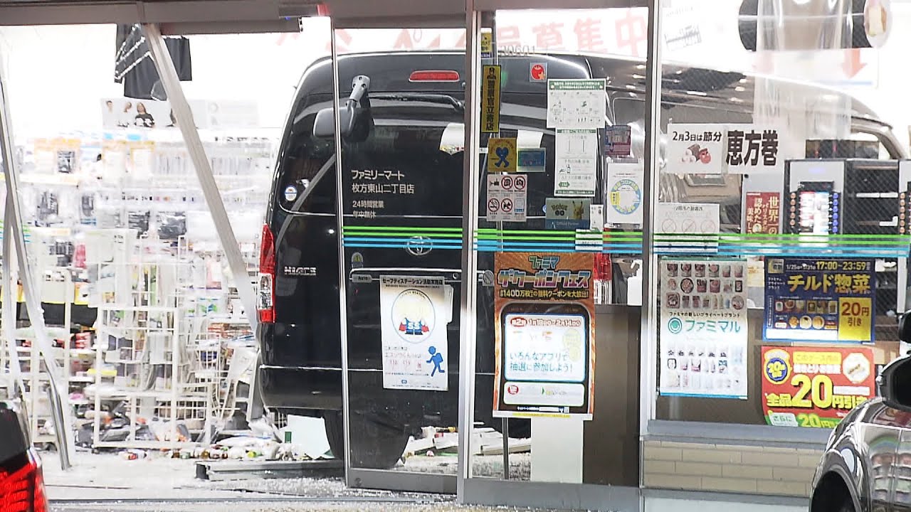【車１台がまるまる】コンビニに突っ込む事故　店員や客にけがなし　車運転の男性は搬送(2022/1/31)