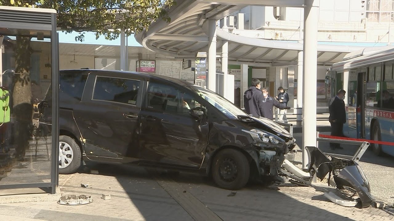 80代男性運転の車が駅バスロータリーに乗り上げ男性はねる事故 神奈川・逗子市