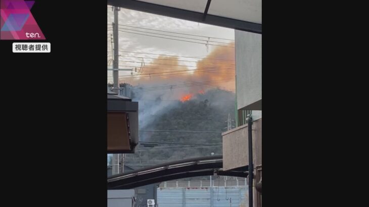 【火事】兵庫・高砂市で民家から出火、隣接の山に燃え移り延焼　消防車１０台で消火活動