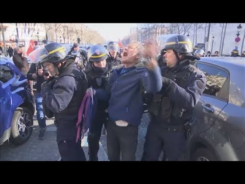 コロナ規制反対デモ　シャンゼリゼ通りで警察と衝突　仏(2022年2月13日)