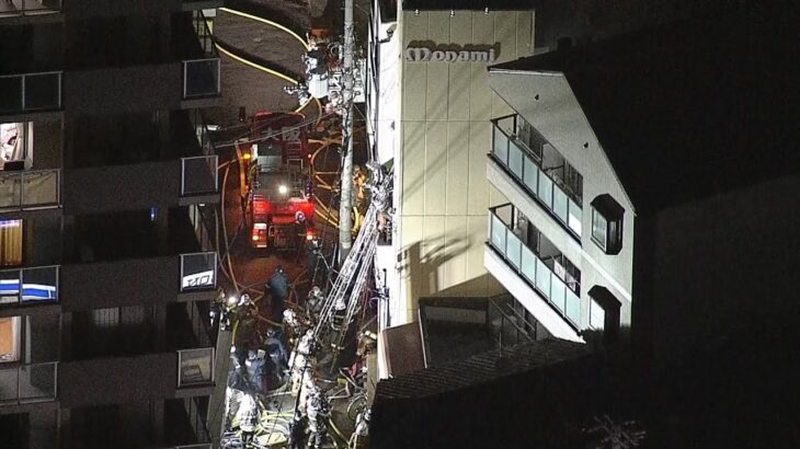 ２階建てアパートで火事　３人けが　うち１人を病院搬送　消火活動続く　大阪・生野区（2022年2月18日）