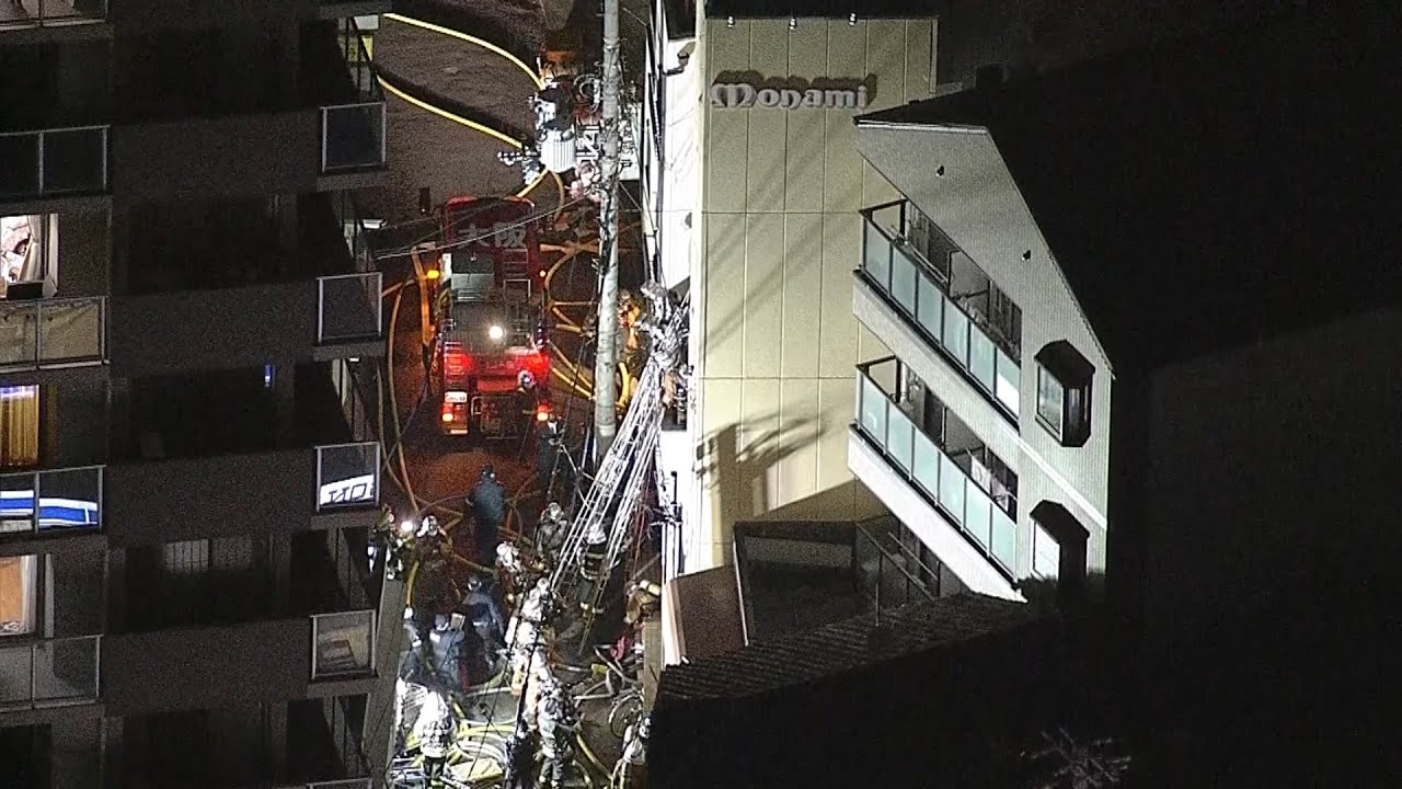 2階建てアパートで火事 3人けが うち1人を病院搬送 消火活動続く 大阪・生野区(2022年2月18日)