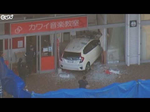姫路のショッピングセンターに車が突っ込んだ事故　運転手の女性[車を出そうとしていた」操作ミスか