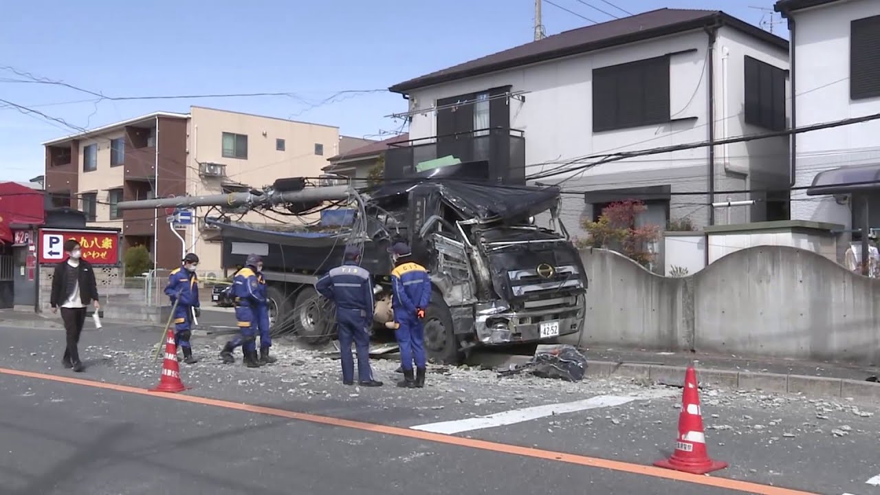 ダンプが街路樹や電柱に衝突 運転手の男性死亡 千葉・市川市