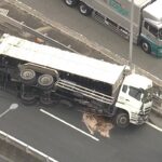 トレーラーが横転して“乗用車が下敷き”に…78歳男性が重傷　奈良市の名阪国道（2022年3月28日）