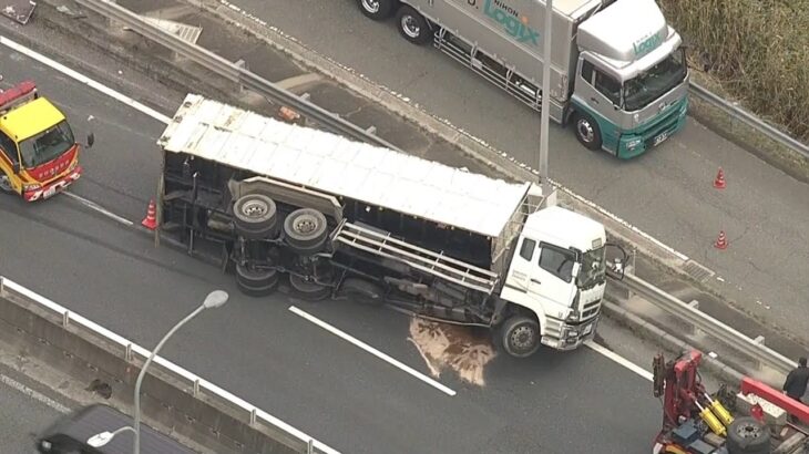 トレーラーが横転して“乗用車が下敷き”に…78歳男性が重傷　奈良市の名阪国道（2022年3月28日）