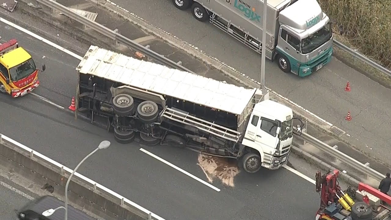 トレーラーが横転して“乗用車が下敷き”に…78歳男性が重傷　奈良市の名阪国道（2022年3月28日）