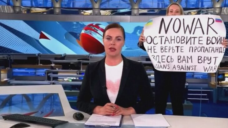 ロシア政府系テレビの生放送中に「戦争反対」