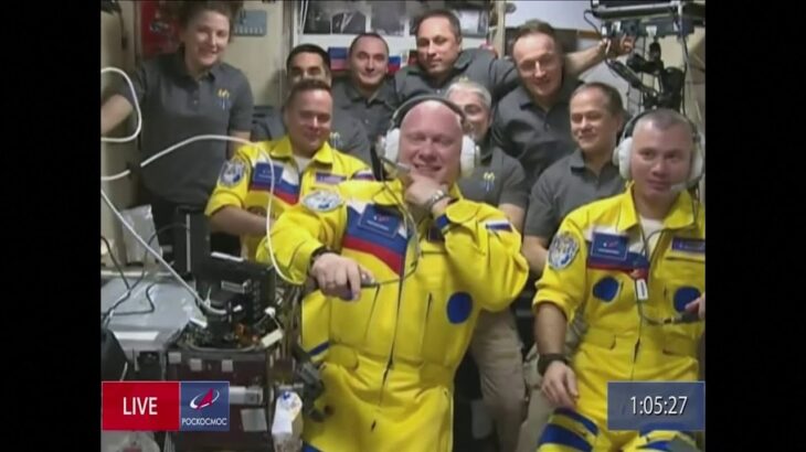 ロシア人宇宙飛行士「黄と青の飛行服」着用で憶測