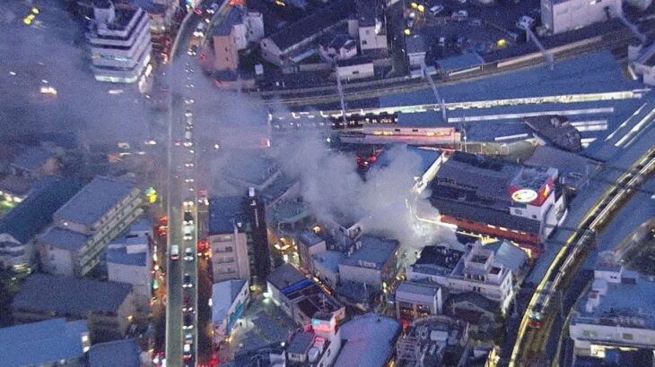 大阪・池田市　阪急石橋阪大前駅の複合ビルで火事　消防車など１１台が出動し消火活動続く