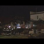 木造住宅が全焼し焼け跡から男性１人の遺体…この家の住人か　隣接する建物にも延焼　和歌山市